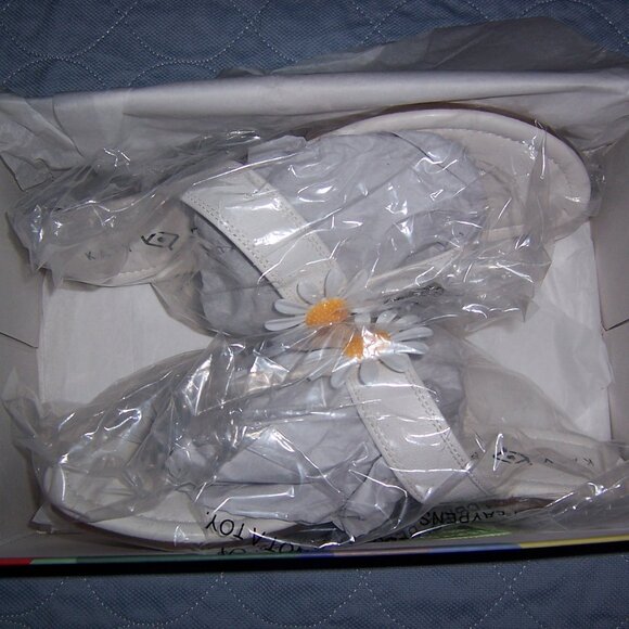 Katy Perry White Flower Thong Sandals - Picture 4 of 13